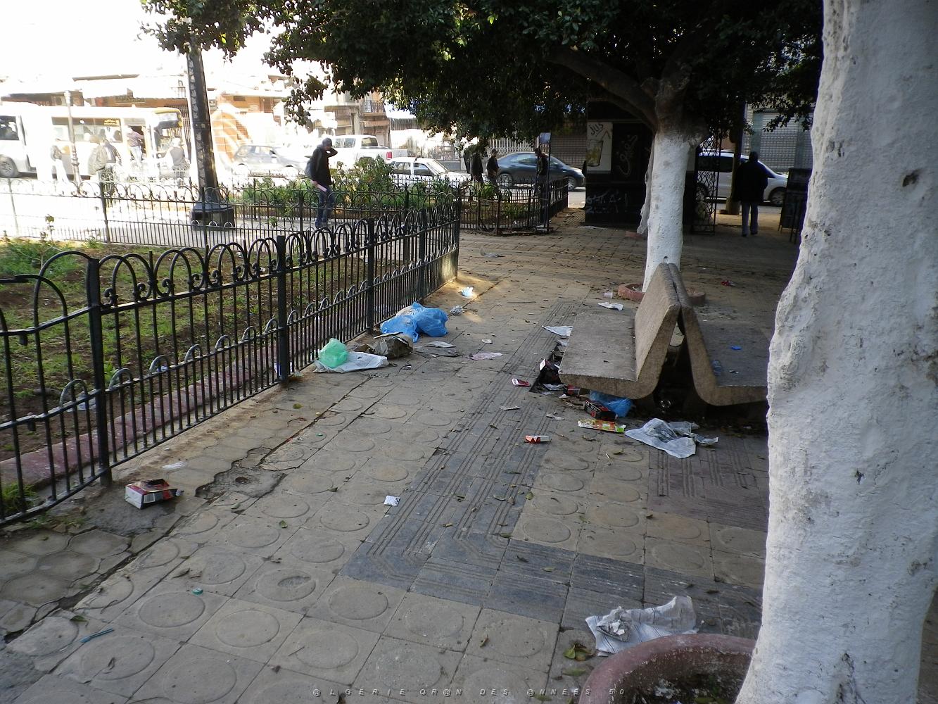 765 la place de la  cathedrale.JPG